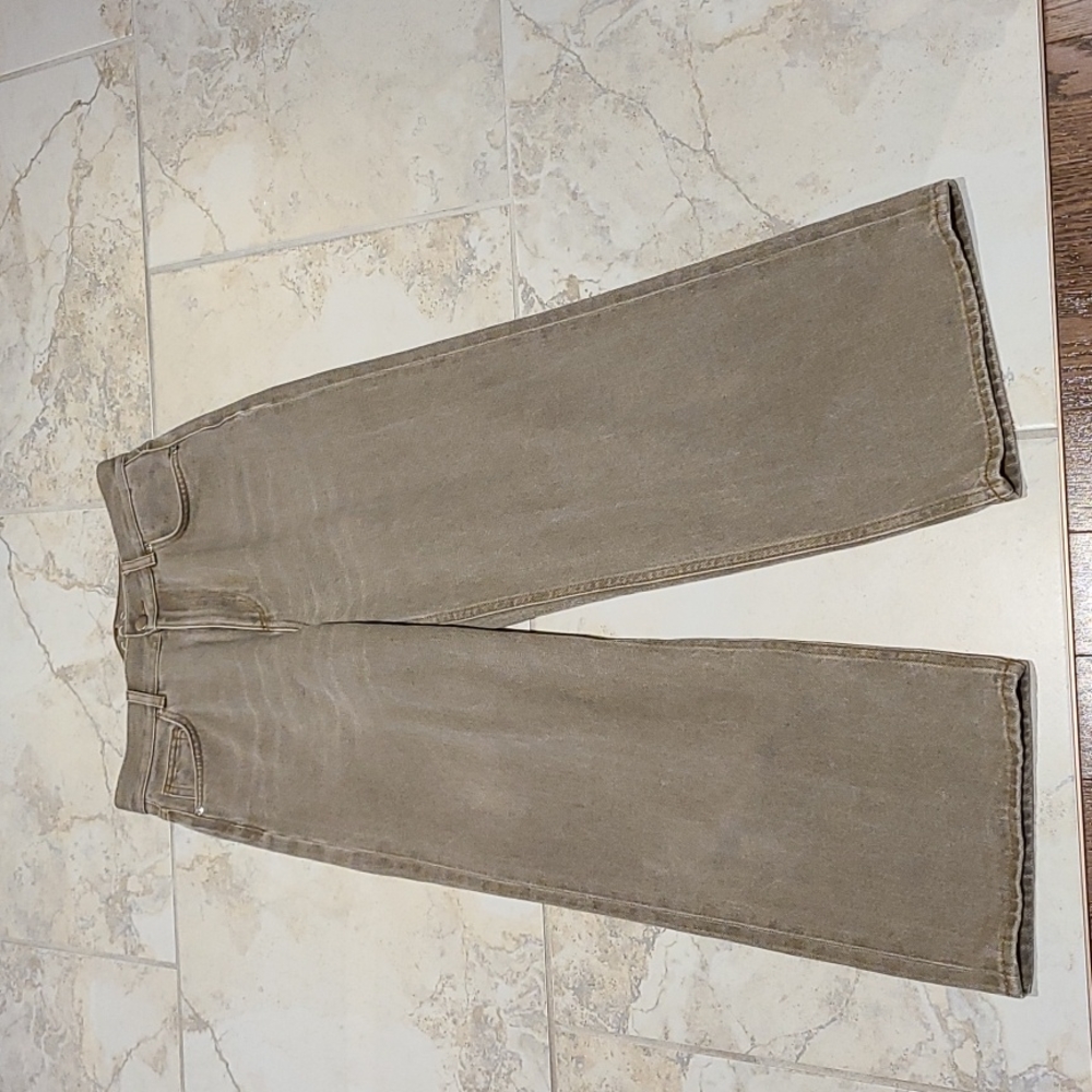 COS wide leg 3/4 crop lt. Olive jean .size 26